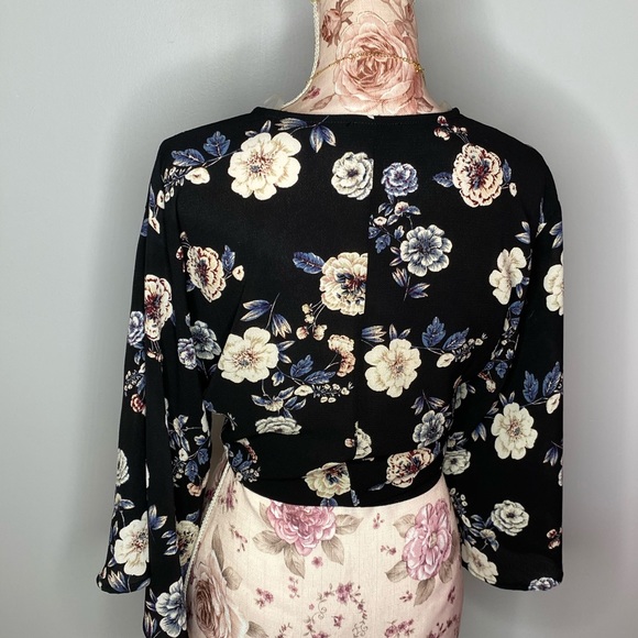 NWT floral tie front crop top - Picture 3 of 3